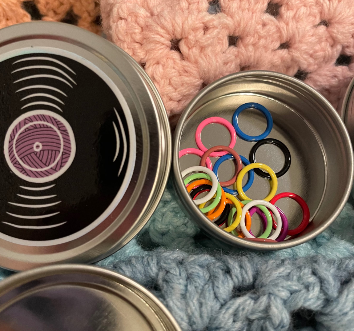 Knitting Stitch Marker Notions: Tin w 20 Closed Rainbow Rings